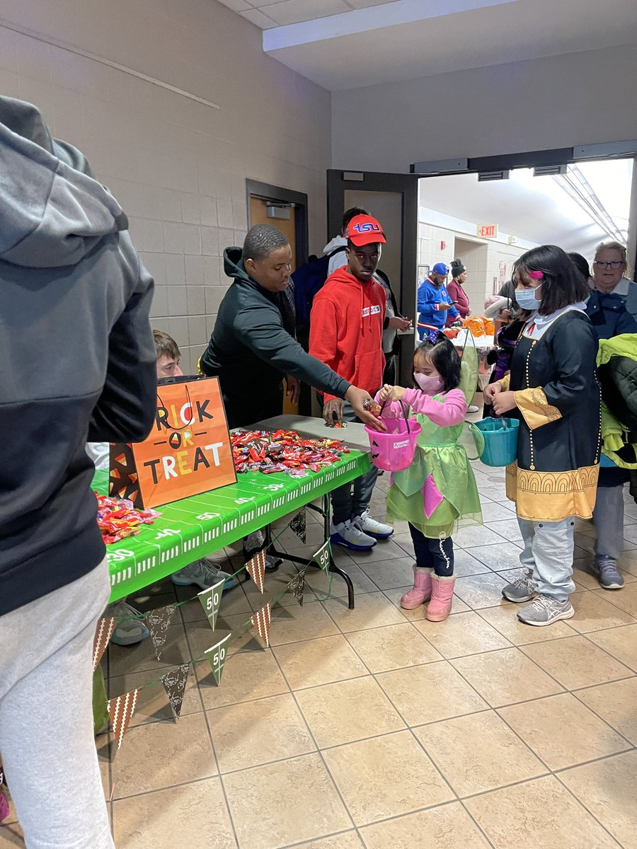 coachrohn's tweet photo. Yesterday, DLS football Players spent time passing out candy, playing games, and entertaining kids at Warren's Harvest Treat at the Warren Community Center. #PilotPride https://t.co/hiAObWIPx1