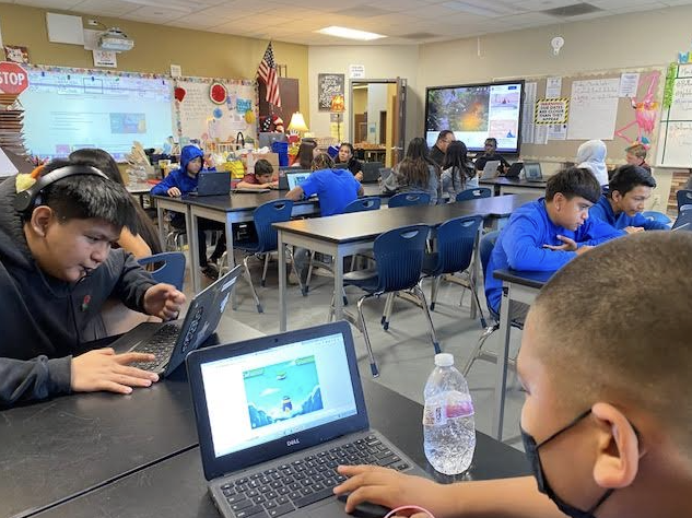 Fortunate to walk around <a href="/PinacateMS/">PinacateMS</a> today and check out students engaged in #DigCitWeek activities using the Digital passport from <a href="/CommonSenseEd/">Common Sense Education</a> in @Dizon_Harris class #ScholarPlus
