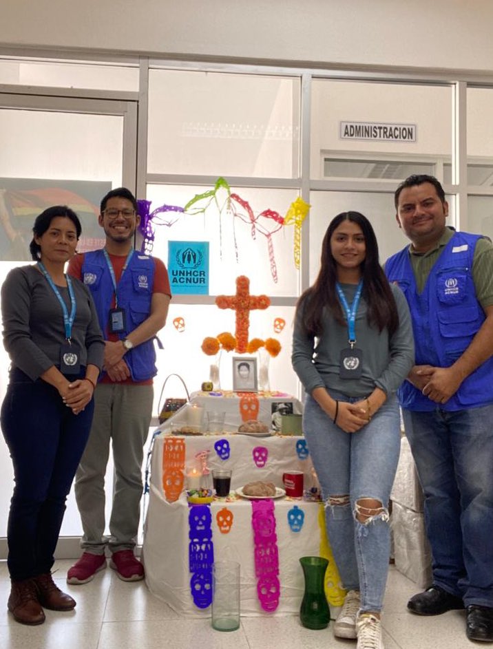 reynarev's tweet photo. Estaba en #SLP, el equipo de @AcnurMexico a un grupo del PIL informando, cuando llegó la #Calaca y le dijo: «Venía a sorprenderlos, pero veo los resultados.¡La sorprendida he sido yo, voy a seguir esperando! ¡Apúrense mejor y sigan trabajando!» 
#DíaDeMuertos, tradición mexicana. https://t.co/b6mlha8S7g