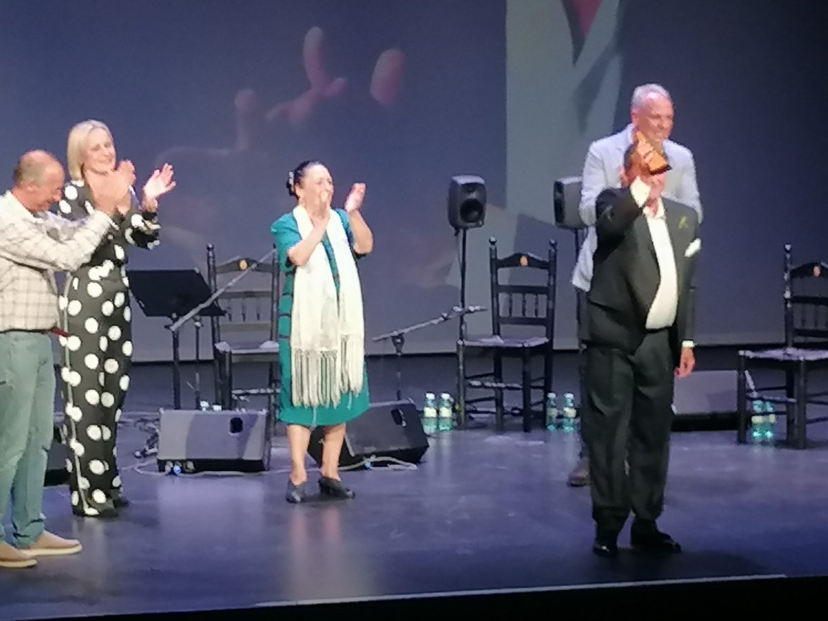 flamencototal's tweet photo. Luis el Zambo recoge el galardón de esta IV Bienal Canela de San Roque. Lo entregan Francisca Cortés, viuda de Canela, y el alcalde @Ayto_SanRoque, @JCRuizBoix. "Canela tenía un eco tan gitano que crujía los huesos", dice el Zambo. #Flamenco #cultura #música https://t.co/3GsKJkbAjQ