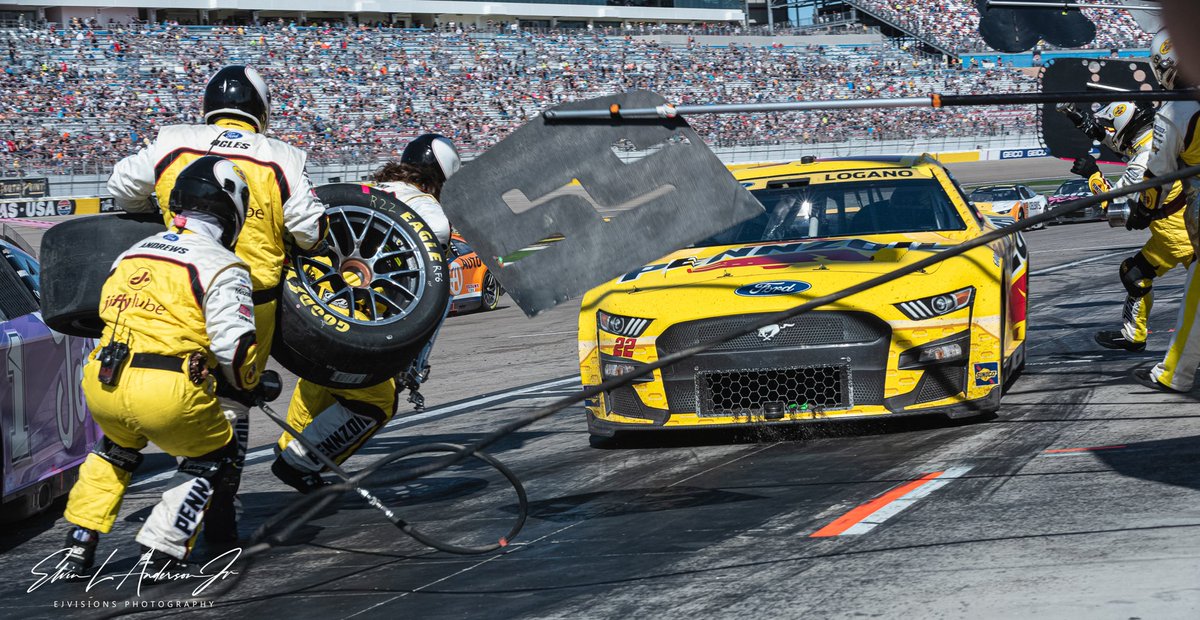 ejvisions67's tweet photo. You got 10 seconds to change 4 tires and fill up the gas tank🏁🏁🏁🏁 @southpoint400 winner @joeylogano @team_penske got it done last Sunday @lvmotorspeedway @southpoint400 #pitcrew #pitcrewracing #pitlane #motorsportphotography #fordracing #nascar #nascarcupseries #pennzoil https://t.co/mH0G8aWsvn