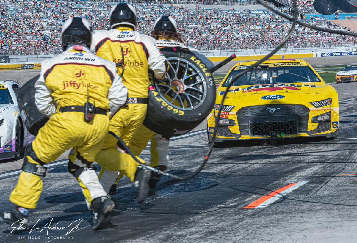 ejvisions67's tweet photo. You got 10 seconds to change 4 tires and fill up the gas tank🏁🏁🏁🏁 @southpoint400 winner @joeylogano @team_penske got it done last Sunday @lvmotorspeedway @southpoint400 #pitcrew #pitcrewracing #pitlane #motorsportphotography #fordracing #nascar #nascarcupseries #pennzoil https://t.co/mH0G8aWsvn