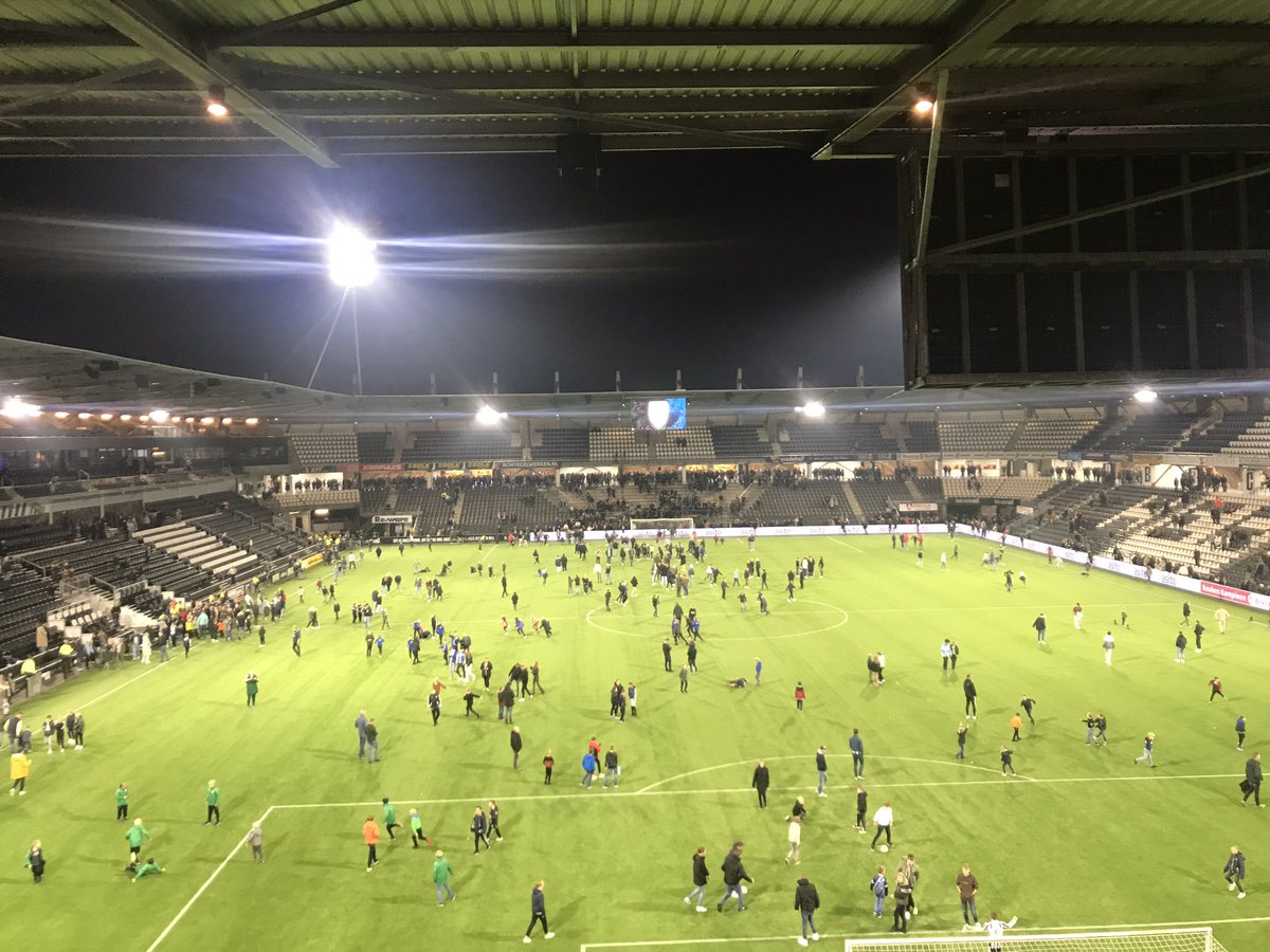 bjlukje's tweet photo. Prima voetbalavond in Almelo, waar @HeraclesAlmelo met 3-0 wint van @FCEindhoven. Lekker broodje Balmelo en kinderen die een kwartier na de wedstrijd lekker een balletje kunnen trappen. #herfce https://t.co/yRerdy3CF7