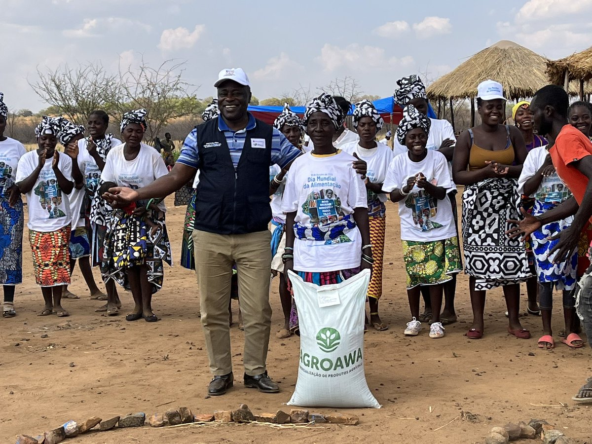 No #DiaMundialDaAlimentação na Cahama, Cunene, o Secretário de Estado das Florestas #MINAGRIF André Moda salientou a importância de implementar programas e construir infraestruturas para tornar mais resilientes as comunidades rurais nas regiões mais vulneráveis.