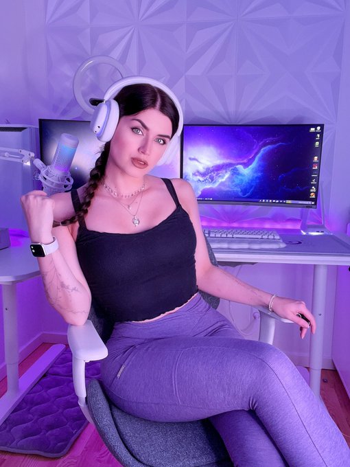 Can I be ur gamer gf? ? https://t.co/Ryum33mlbG