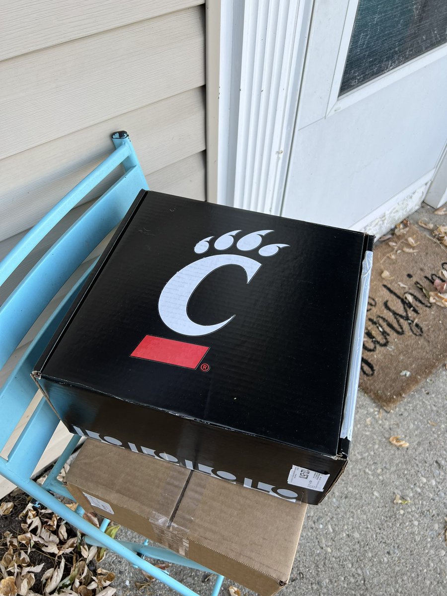 nati_nielle's tweet photo. So unbelievably grateful to have won this #FanBoxFriday from @logobrandsinc & @uofcincy ! 🔴⚫️
GO BEARCATS 🐾 https://t.co/BuTDbt0SY8