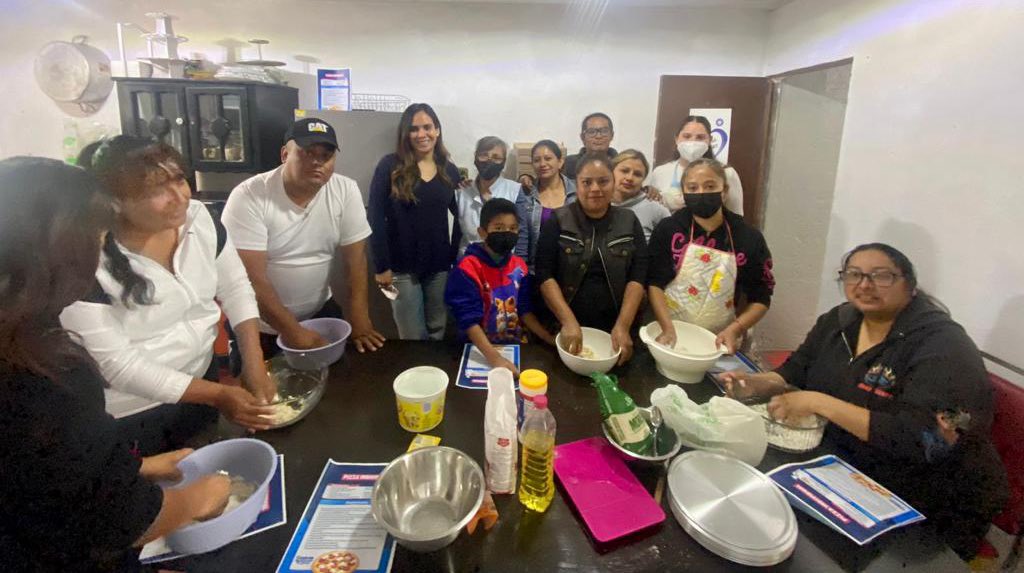 CaroBeauregard's tweet photo. Querida amiga Martina, gracias por abrirnos las puertas de tu casa para llevar el taller de pizzas con vecinas y vecinos de la colonia #PopularCoatepec 🍕🍕
Estoy segura que tendrán mucho éxito con este proyecto de autoempleo para ayudar en la economía familiar. https://t.co/Wvv1hf1VGI