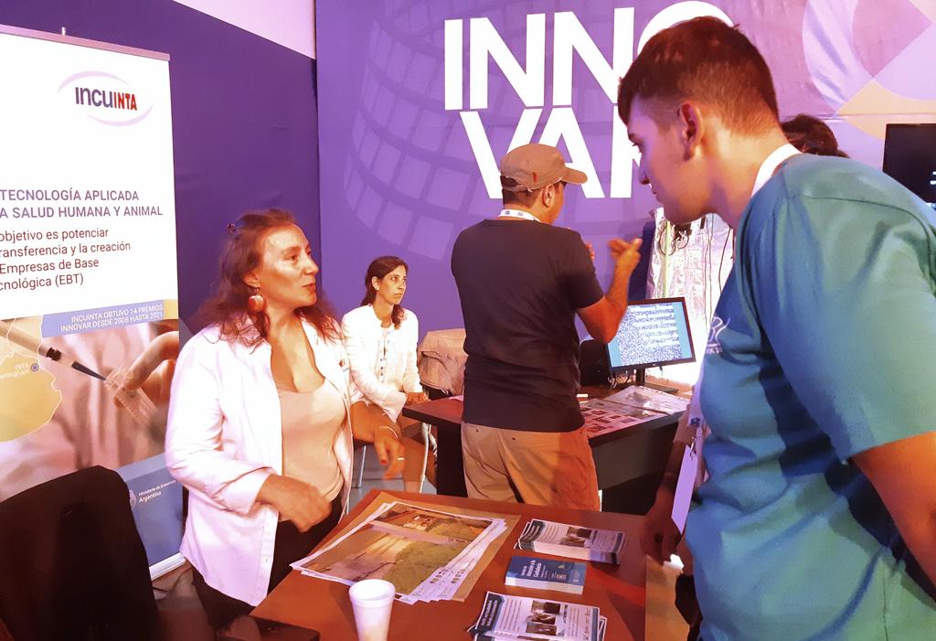 intaargentina's tweet photo. Estamos en #INNOVAR, la exposición y concurso de innovaciones organizada por @ciencia_ar en @TecnopolisArg.

Presentamos IncuINTA, una incubadora de biotecnología aplicada a la salud humana y animal e IncuVA, una incubadora de ciencia y tecnología aplicada a la agrobioindustria. https://t.co/qCY6tyMPjH