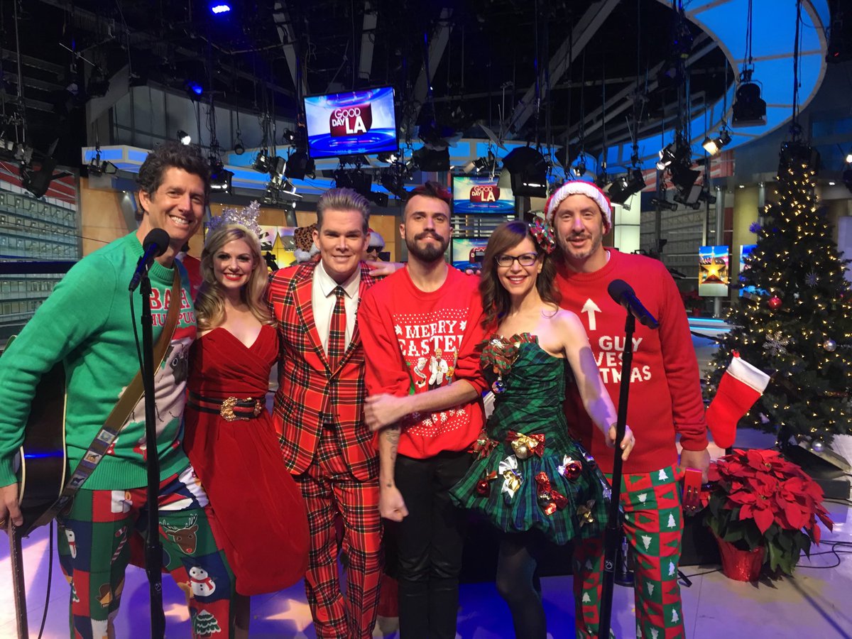 LisaLoeb's tweet photo. #FBF performing with Band of Merrymakers a few years ago.  Hit songwriter and friend, @samiamhollander put the band together with Kevin Griffin from @betterthanezra, @mark_mcgrath, Tyler Glenn from @neontrees, and @CharityDaw! https://t.co/viaadVPmv4