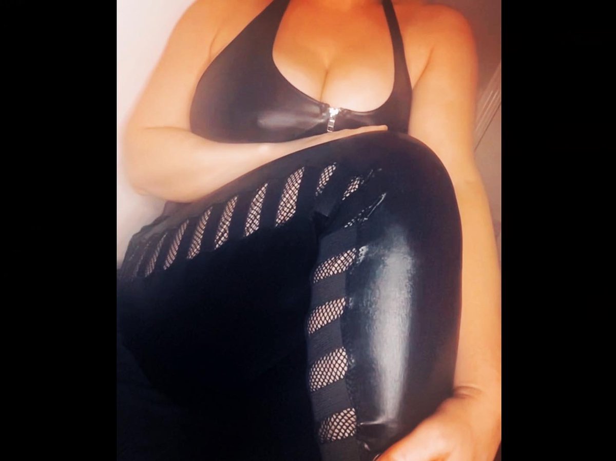 IrishMo08685228's tweet photo. Friday night dress up
#leather #catsuit #leatheroutfit #hump #curves #curvesinleather #bigboobstrong #bustychick #BustyPerfection #milf #cleavage #curvyandnatural #naturalboob #curvybeauty #onlyfanswife #onlyfansuk #onlyfansmilf https://t.co/9EHR7aWS9S