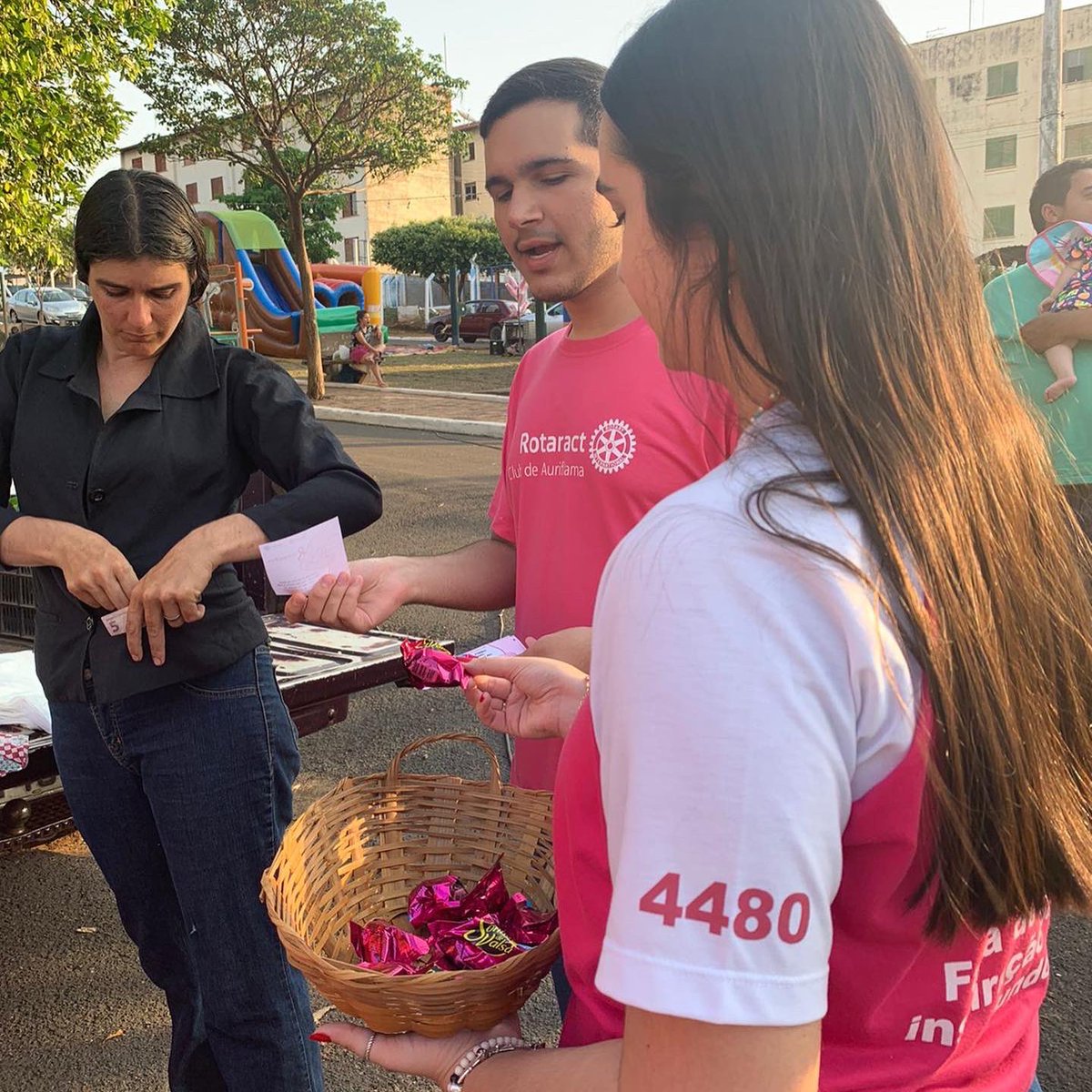 interactauri's tweet image. Dia 14/10 realizamos uma ação de conscientização sobre outubro rosa, junto ao Rotaract da cidade. 
Entregamos bombons, na feira de auriflama, para as mulheres como forma de lembrança da importância do mês💗💗