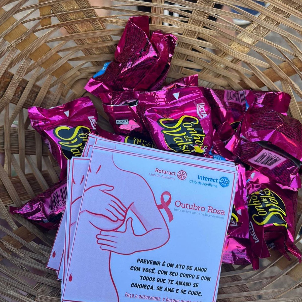 interactauri's tweet image. Dia 14/10 realizamos uma ação de conscientização sobre outubro rosa, junto ao Rotaract da cidade. 
Entregamos bombons, na feira de auriflama, para as mulheres como forma de lembrança da importância do mês💗💗