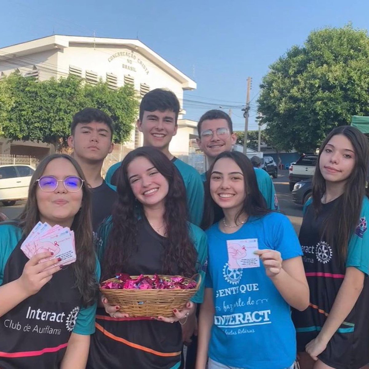 interactauri's tweet image. Dia 14/10 realizamos uma ação de conscientização sobre outubro rosa, junto ao Rotaract da cidade. 
Entregamos bombons, na feira de auriflama, para as mulheres como forma de lembrança da importância do mês💗💗