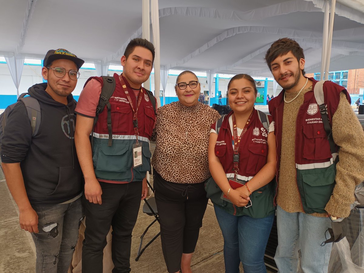 Ben_ja_min2005's tweet photo. #ServidoresDeLaEducación #GAM con nuestra directora @AlejandraIMrqz
en la entrega de tarjetas en #MH  #BienestarParaNiñasyNiñosMiBecaParaEmpezar #LaEducaciónEsCorazónDeLaTransformación https://t.co/sCAwJNUsAZ