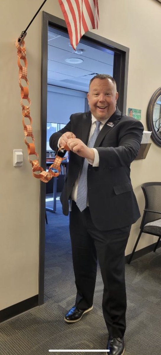 Had a guest judge come help with our 4th Grade Commerce presentations 🚀🚀 <a href="/YeagerBrent/">Dr. Brent Yeager</a> <a href="/olatheschools/">Olathe Public Schools</a>