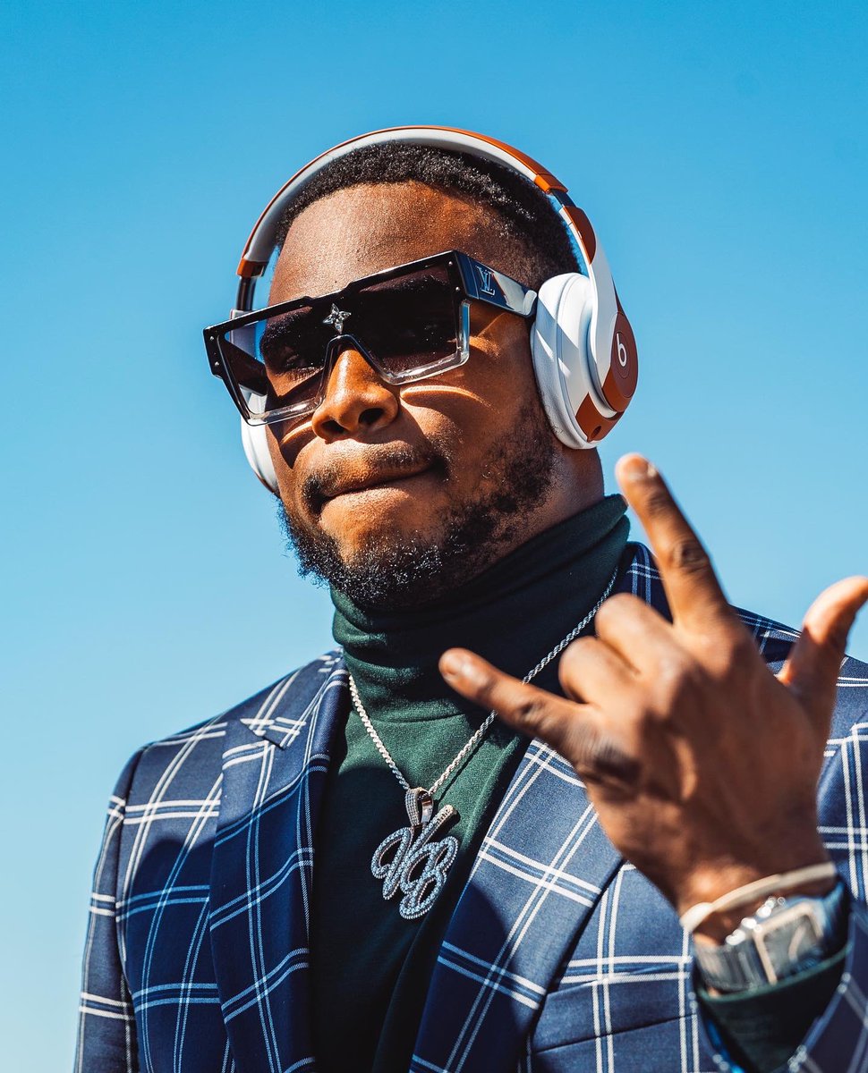 TexasFootball's tweet photo. Business trip 🤘 https://t.co/w8ITDElvss