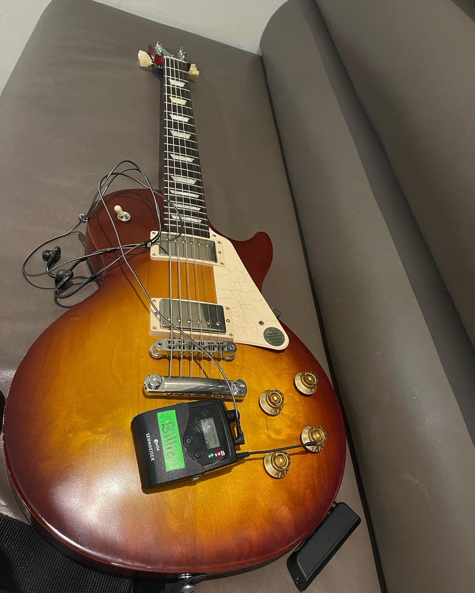 BillyMonama's tweet photo. That time has arrived to hit at the Vodacom CEO Awards. 
@gibsonguitar @CustomGibson #gibsonguitarst #gibsonartist  #guitarist #guitarplayer @ElixirStrings #elixirartist #elixerstrings @Sennheiser @Sennheiser_UK #sennheiser #sennheiserartist https://t.co/YdYVD1gMLD