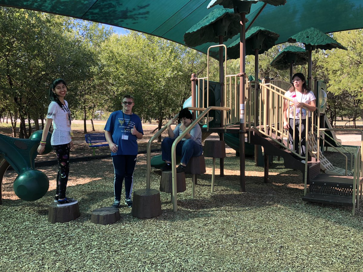 IrmaSlp's tweet photo. Misc work class having fun at Raymond Rimkus park. https://t.co/7v3EDLKsLc