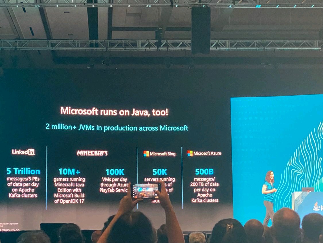 So good to see the result of your work on a big stage, especially when it's being presented by Julia Liuson herself, at #JavaOne!

The fact that <a href="/Microsoft/">Microsoft</a> runs on #Java, too, still gets people by surprise.

And that's a good thing :-)