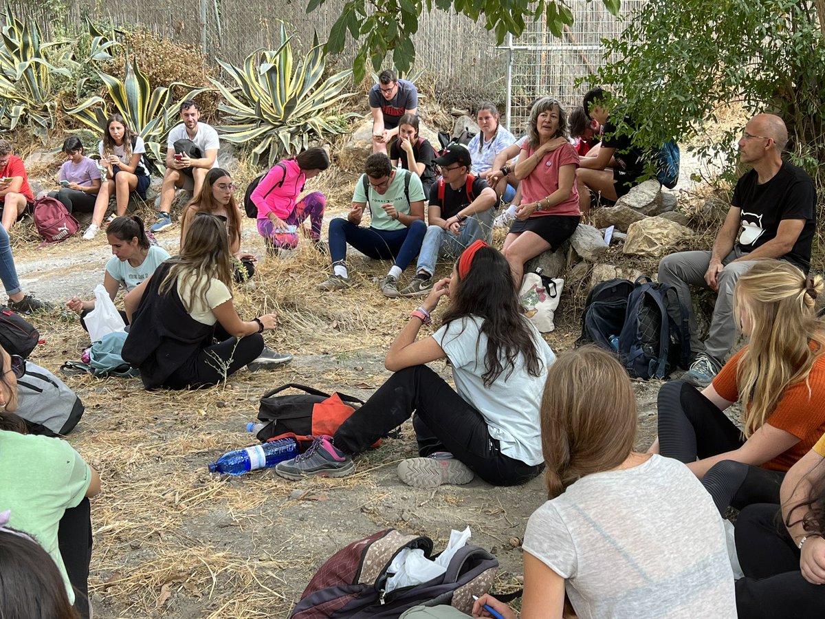 ElisaOtra's tweet photo. Parada 1️⃣1️⃣: Isa nos cuenta cómo iniciativas agroecológicas comunitarias en el #ValleDeLecrin, como @EcoVallePedidos @ecoortiga o @Asoc_El_Encinar, conectan campo y ciudad. También reflexionamos sobre tarde-offs del manejo tradicional del riego con acequias @Fac_CienciasUCO https://t.co/tEECVsE8z7