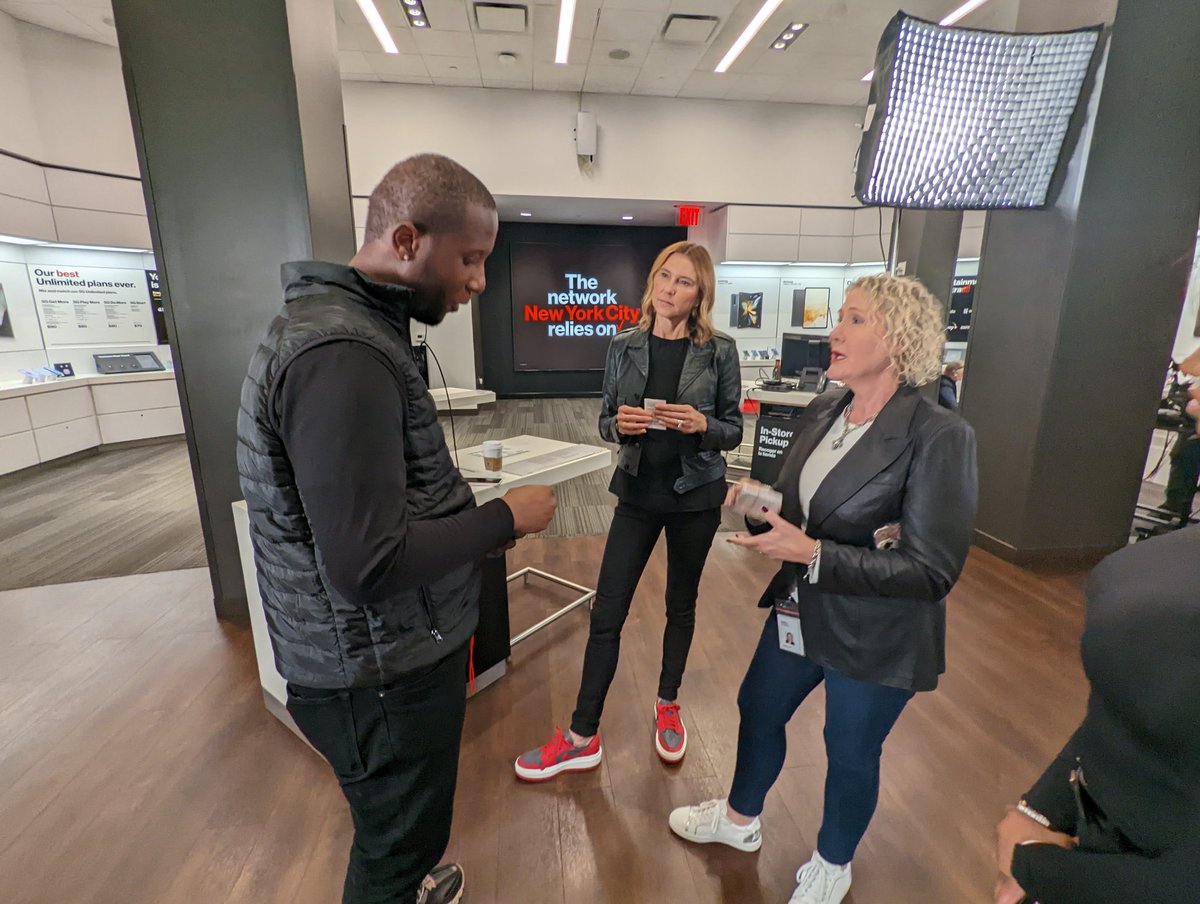 Spent time with employees and customers today in our Herald Square Store before our employee webcast. If you missed the 3Q earnings webcast this morning, you can watch the replay on the Inside Verizon app.