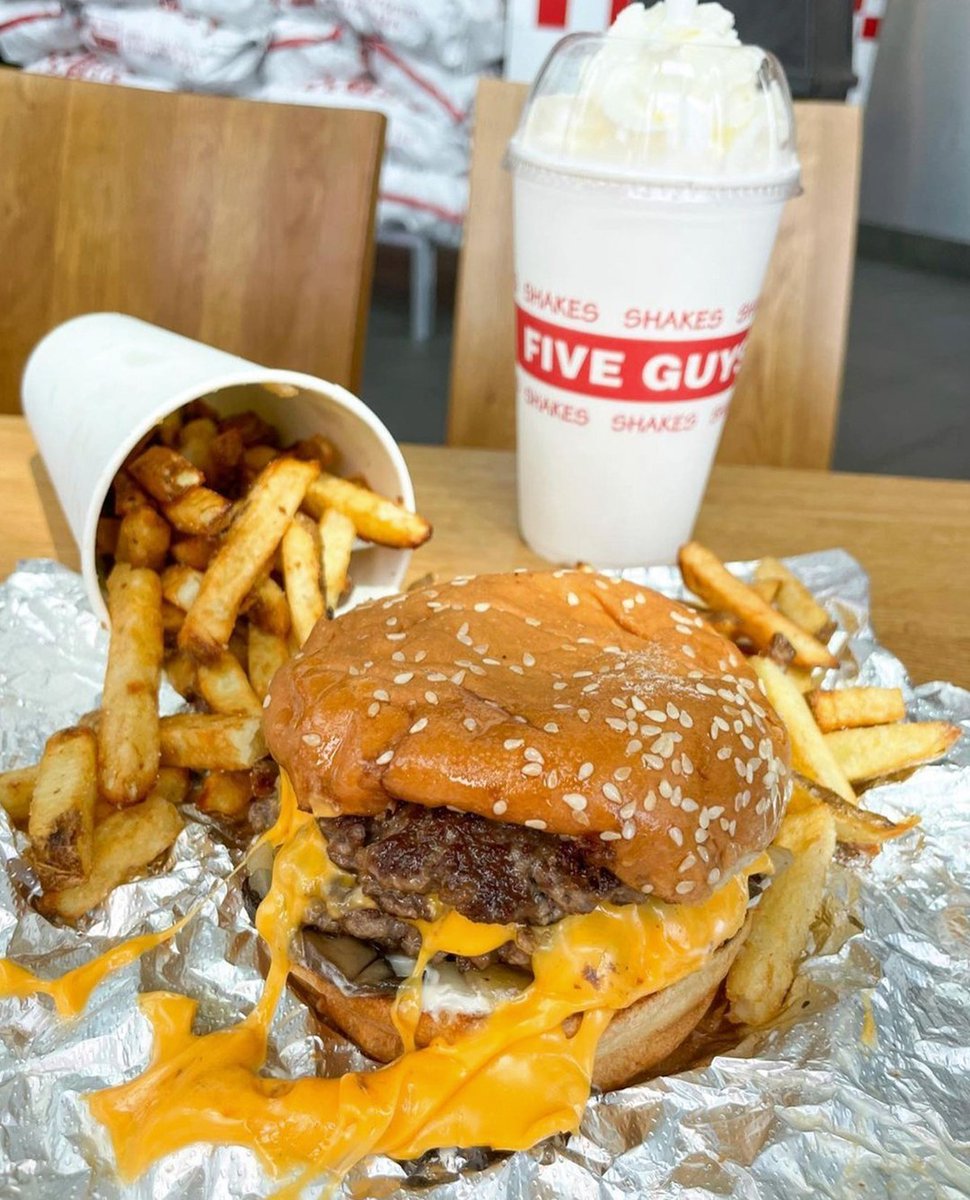 Menciona a esos amigos con los que compartirías este planazo 😎🔥 (📸:@get_reviewed_liverpool)

#FiveGuys #5Guys #FiveGuysfans #burgerslovers