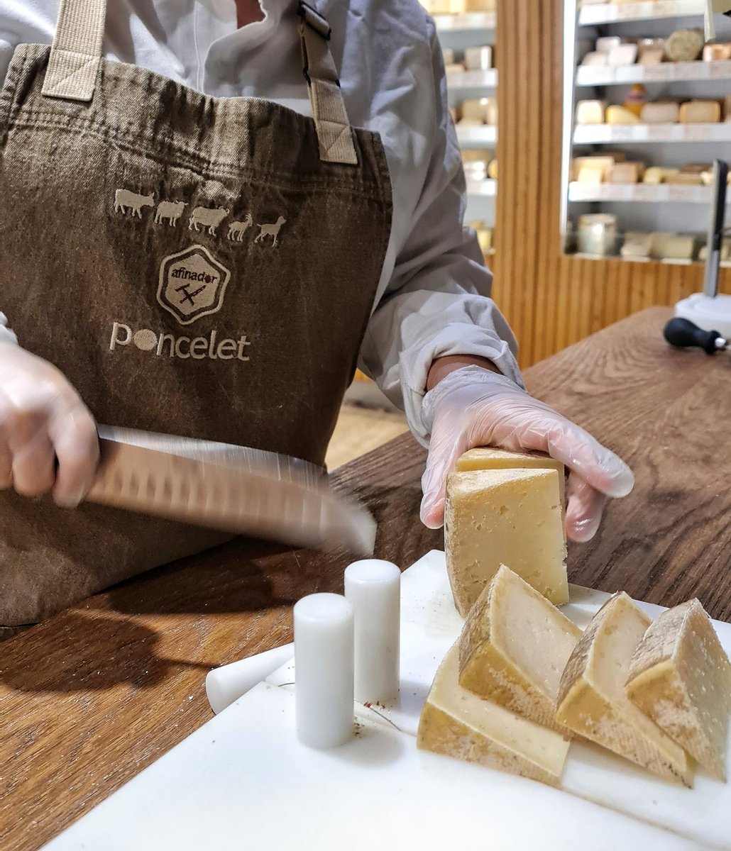 Reyno_Gourmet's tweet photo. Os invitamos a degustar "el tesoro de los Pirineos" @quesoroncal #navarracalidad 
Hasta las 21h en @PonceletQuesos (Argensola 27) 
#aquíestánavarra , aquí en Madrid. 
Porque 40 años se merecen una celebración. https://t.co/ZI2dUurv8P