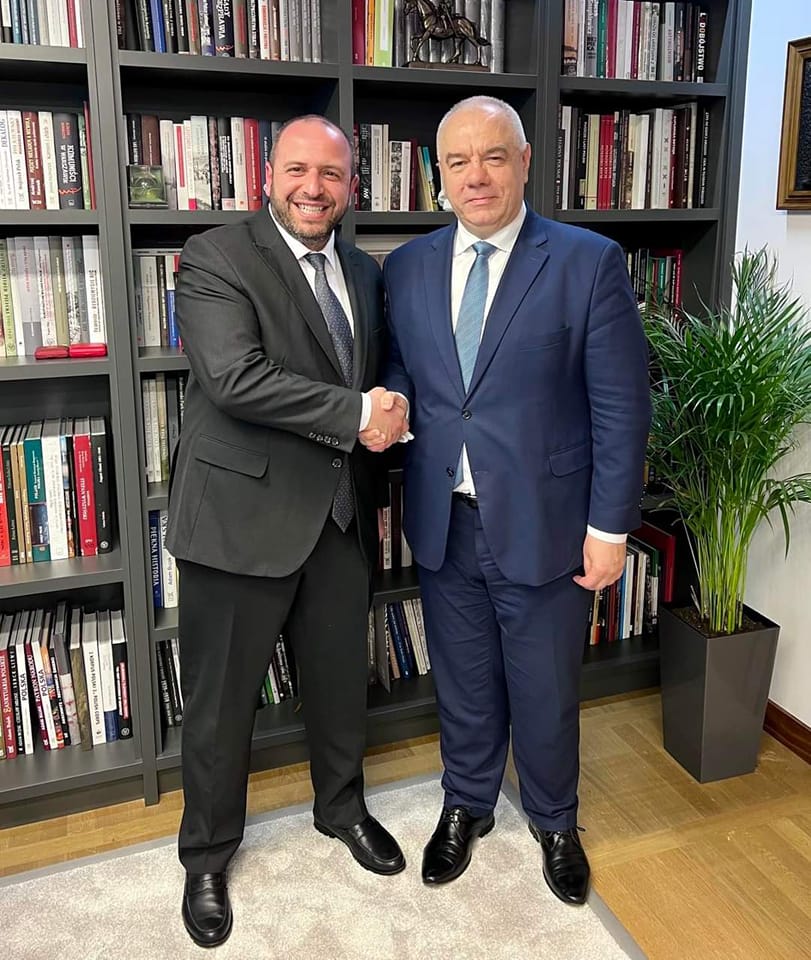 SPFUkraine's tweet photo. 🤝@rustem_umerov зустрівся з віце-прем’єр-міністром, міністром державного майна 🇵🇱  @SasinJacek.

✅Обговорили шляхи можливої співпраці, адже, як наголосив голова ФДМУ, досвід 🇵🇱 в управлінні державними активами стане корисним для команди Фонду державного майна 🇺🇦. https://t.co/NGrdHwil4Z