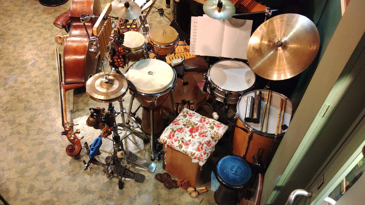 itani_perc_ds's tweet photo. 昨日夜はこのようなセッティングでした。
This was the setup yesterday night.
#ライブ #concert
#パーカッション #percussion
#ジャンベ #djembe
#カホン #cajon
#ボンゴ #bongo
#ドラム #drums
#ダラブッカ #darbuka
#カルカバ #qarqaba
#マラカス #maracas
#フットクラーベ #footclave https://t.co/IFDGxUMg4w