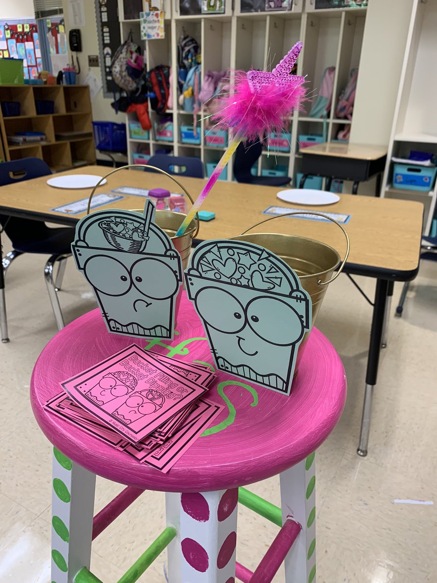 Spreading some magic ✨in K today with our bucket fillers lesson! #SEL #WeAreDPS <a href="/MangumExplorers/">Mangum Elementary</a>