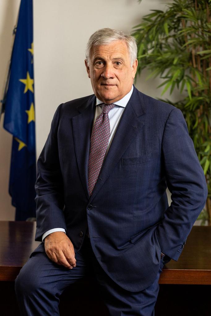 Antonio_Tajani's tweet image. Con grande emozione ricevo dal Presidente Mattarella, su indicazione del Presidente del Consiglio incaricato Giorgia Meloni, la nomina a Ministro degli Esteri. Sono pronto a servire l'Italia con lealtà e fedeltà. Grazie al Presidente Berlusconi per la fiducia nei miei confronti.