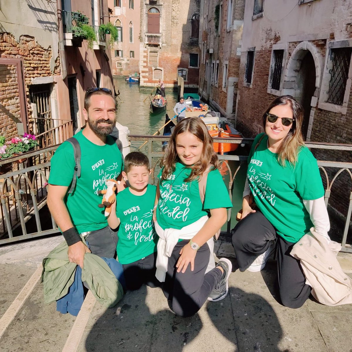 La samarreta viatgera de la profecia visita Italia 🇮🇹🍕, de la mà d'una fura i el senyor dels efectes especials ⚡