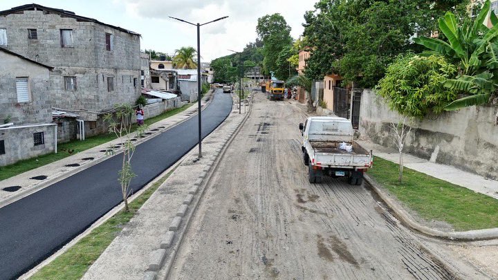 ¡Trabajando duro! Así van los trabajos de asfalto en el tramo de la yuca Cañada Arroyo Hondo 🚧 #caasd