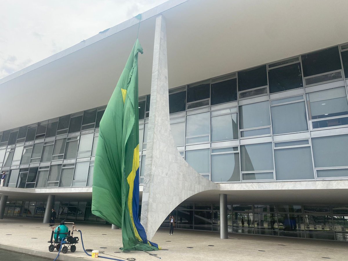 Ricardo_Abreu_'s tweet photo. Forte vento em Brasília rasgou a bandeira do 🇧🇷 estendida no Planalto. Funcionários recolheram a bandeira.

📸 do craque @guilhermemazui https://t.co/GyEZ109UHO