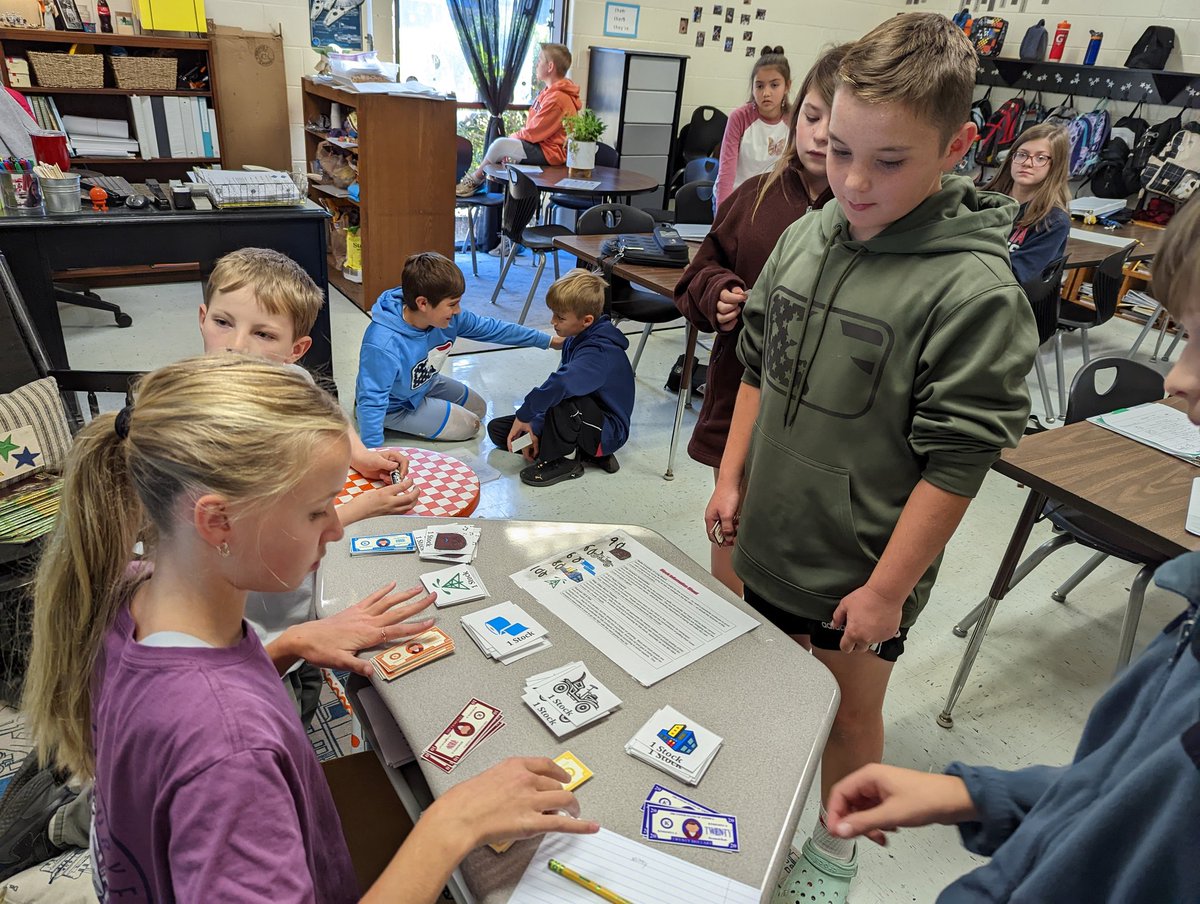 BohdanMary's tweet photo. Playing the stock market to learn about the Great Depression. @BraelinnStars #bohdanfifth #clarkfifth #itcrashed https://t.co/w1KaUO7vaI