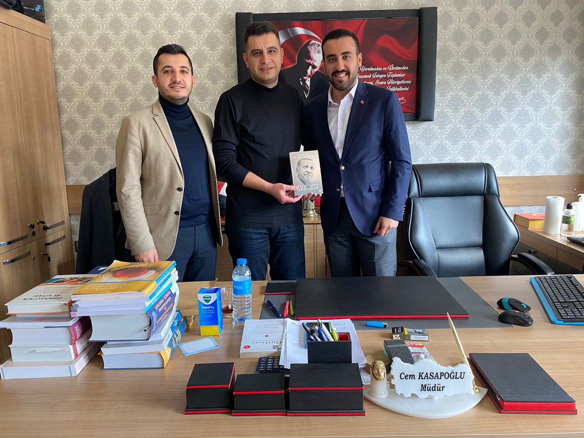 MKYK üyemiz <a href="/omarkerkuklu/">Ömer Kerküklü 🇹🇷</a> ve Başkanımız <a href="/ethemkarahan03/">Ethem KARAHAN</a> Afyonkarahisar İtfaiye Müdürümüz Cem Kasapoğlu'nu ziyaret ederek Cumhurbaşkanımızın kitabını hediye etti.📚

Misafirperverliğinden dolayı kıymetli müdürümüze teşekkür ederiz.😊