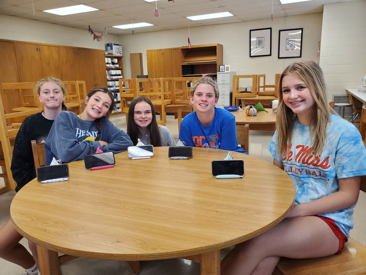 SweetJoleeThing's tweet photo. LRMS Sewing 🧵 and Interior Design 🏠 students recently completed their first sewing projects.  Phone Stand Pillows 📱 and Fall Pumpkins 🎃 https://t.co/ukrm8tMB1s