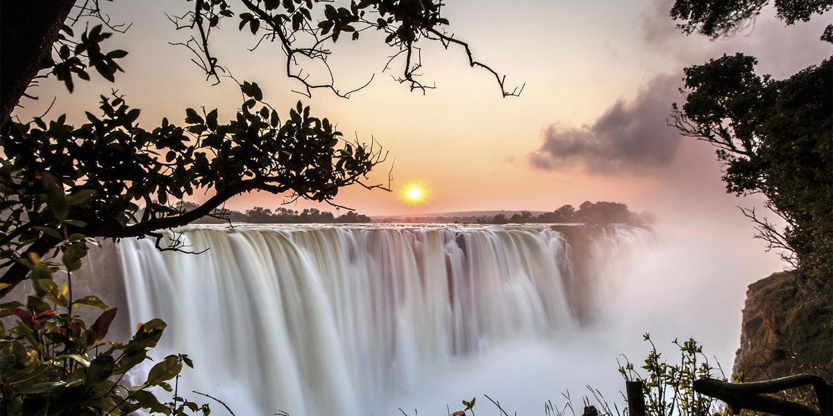 bestsafariever's tweet photo. Located at the border between Zambia and Zimbabwe, the mighty Victoria Falls is one of the Seven Natural Wonders of the World. The Falls plummet over a width of 1708 meters and create a thunderous roar with huge pillars of spray that drench the area in a dazzling curtain of mist. https://t.co/BRjws7gS8d