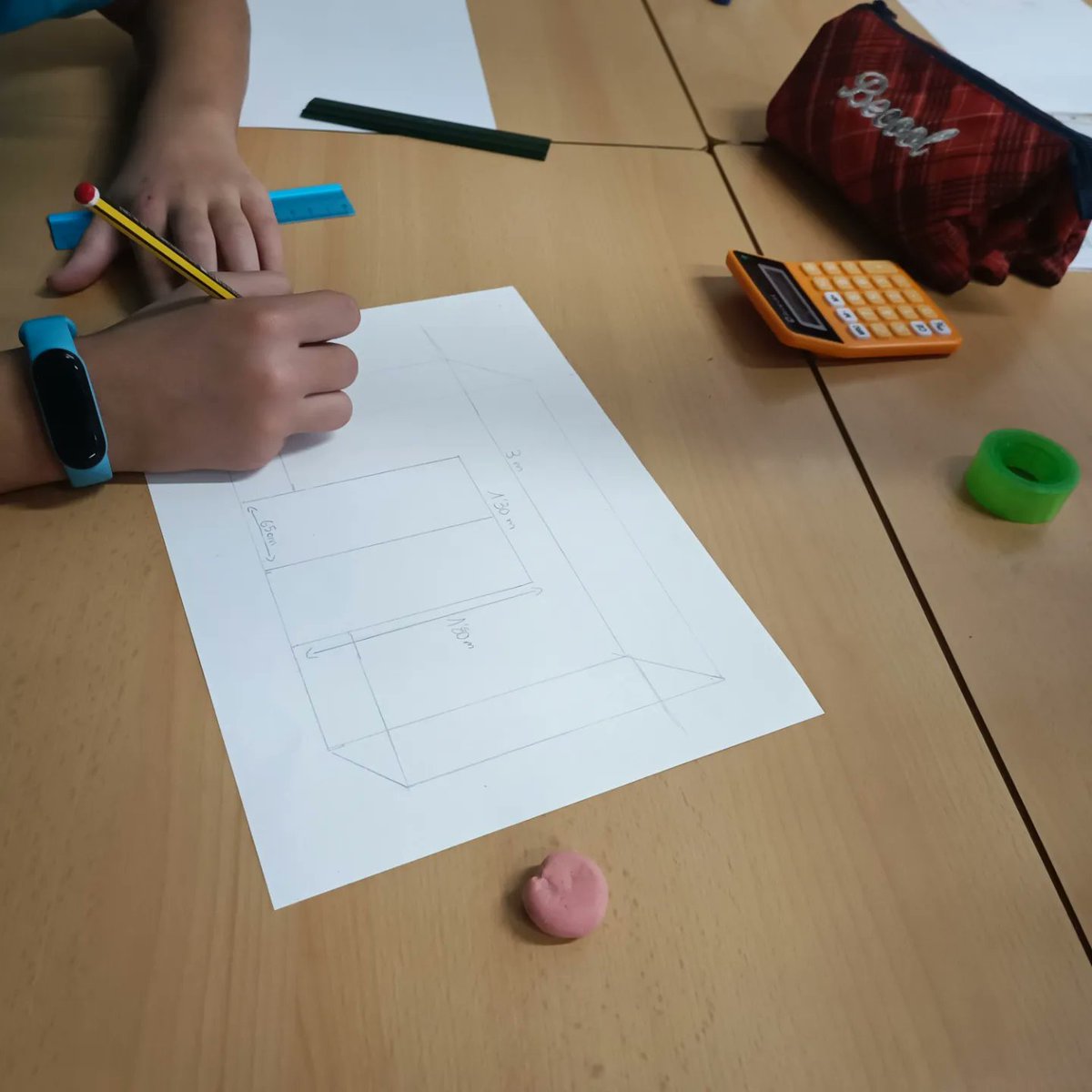 Tot en marxa per el disseny de la caseta de l'hort! 🌿
#projectehort #cinquè