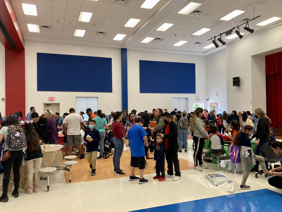 Amazing Math &amp; Science Night 🧪🧪✖️➕➗<a href="/Deanda_HISD/">DeAnda HISD</a> , students had a blast with domino math games 👨‍👩‍👧‍👦 <a href="/ESO3_HISD/">ESO3</a> @HISDMultiPrgms