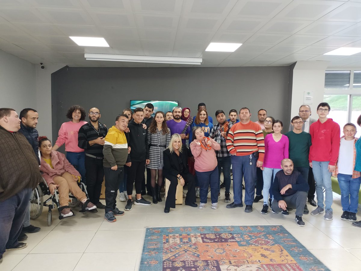 ZonguldakMEM's tweet photo. kursiyerlerimizle birlikte enstrüman çalarak şarkılar seslendirdiler. Kursiyerlerimizin heyecan ve coşkularını paylaştılar. @tcmeb @mebhbogm @sdulger43 @zuleyhaaldogan https://t.co/iZPcksGoCd