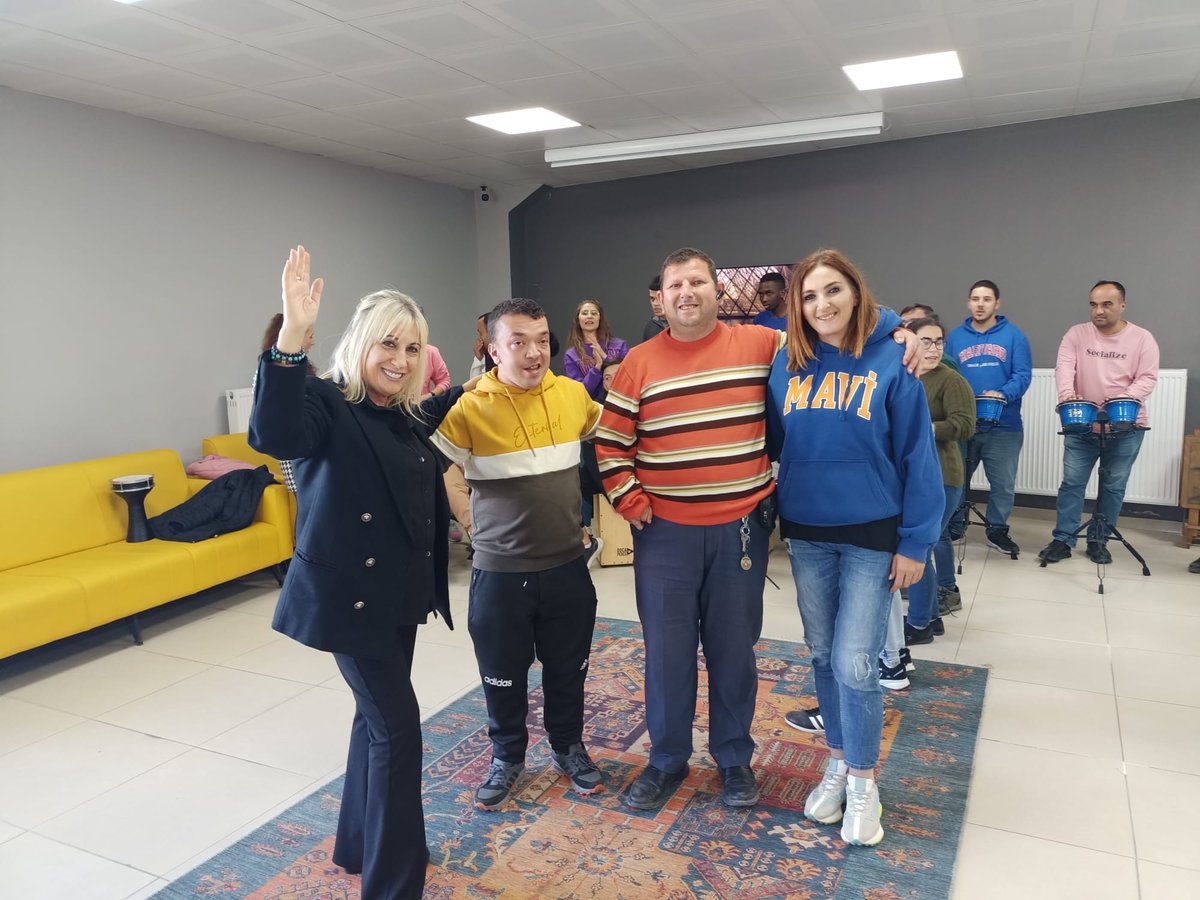 ZonguldakMEM's tweet photo. kursiyerlerimizle birlikte enstrüman çalarak şarkılar seslendirdiler. Kursiyerlerimizin heyecan ve coşkularını paylaştılar. @tcmeb @mebhbogm @sdulger43 @zuleyhaaldogan https://t.co/iZPcksGoCd