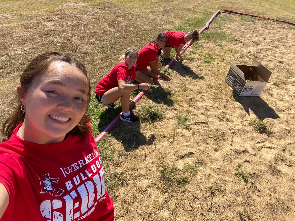 soccer_navarro's tweet photo. Our Navarro Soccer Players doing some community service work weeding the sand volleyball courts during Operation Bulldog on 10/20/22!!! @NavarroBulldog @NavarroCollege https://t.co/Qv2I63V1DY
