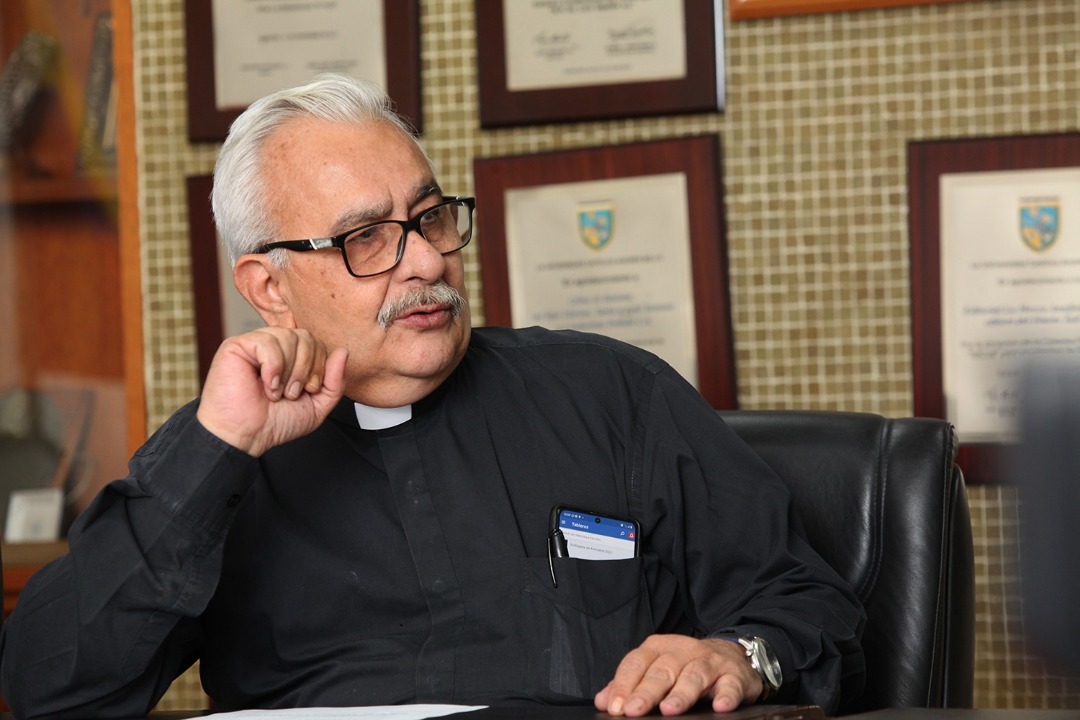 Informamos a todos quienes quieran acompañarnos hoy en la eucaristía en memoria del Rector, padre Francisco José Virtuoso S.J., que podrán verla en youtube.com/user/UCABve
Hora: 4:00 p.m.