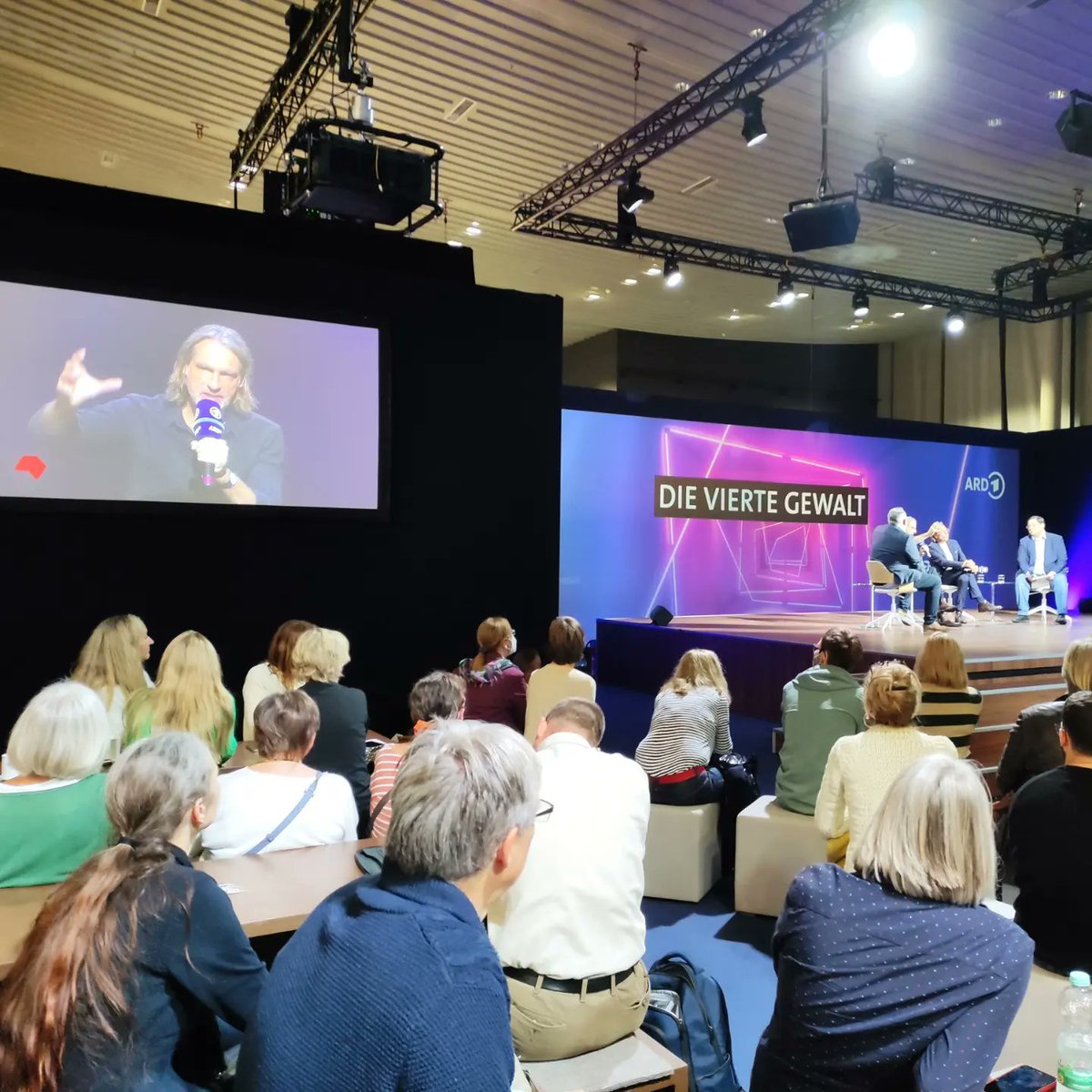 netzwege's tweet photo. #Highlights und #Promiflash von der #Buchmesse in #Frankfurt - immer, wenn man nichts Besonderes erwartet, wird es besser als gedacht ☺️ @Book_Fair #FBM22 https://t.co/up8lOWZAJo