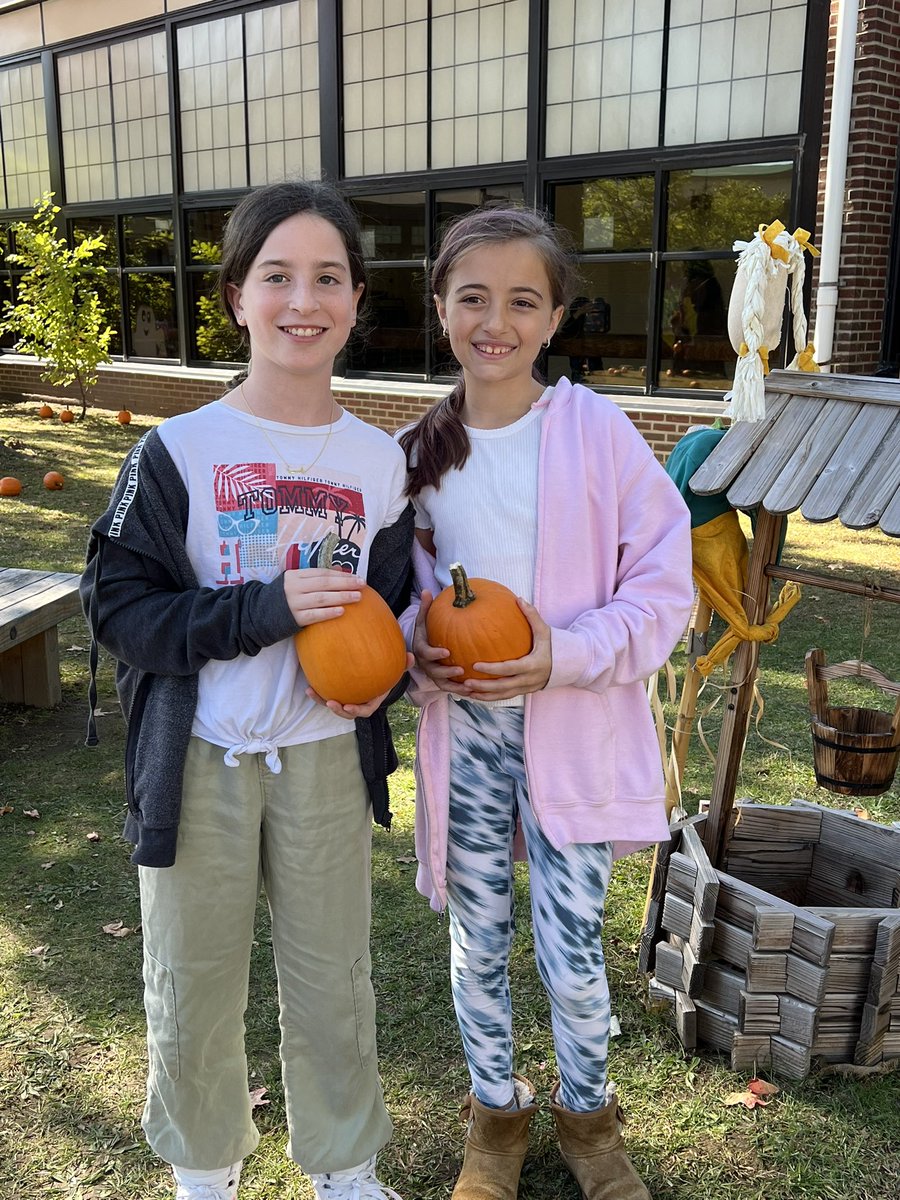 FrudaHenry's tweet photo. PTA pumpkin patch!!! Searingtown PTA is the best.  Thank you for the pumpkins and treats! @SearingtownK5 #ptarocks #pumpkinpatch https://t.co/dx3YeCkyFm