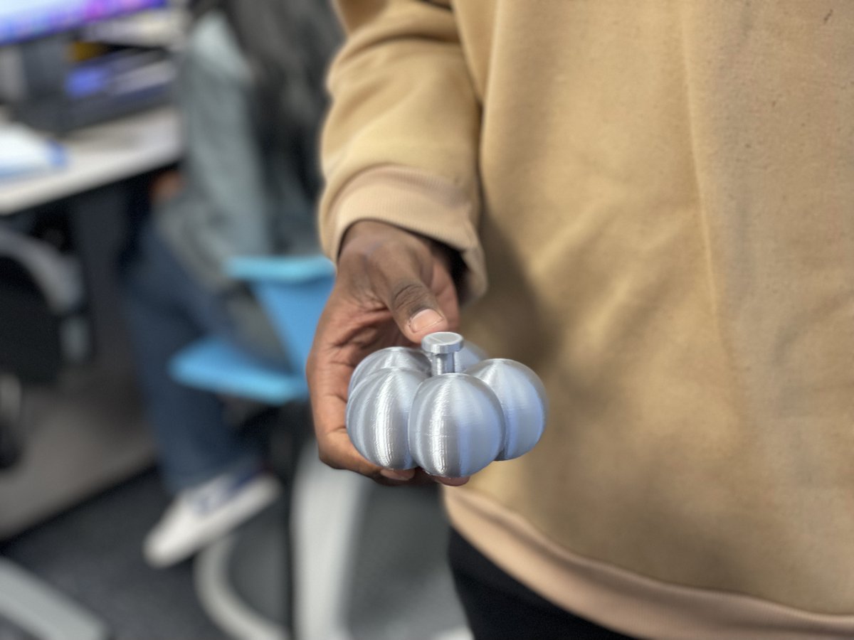 guess_im_here13's tweet photo. spinny object (video wouldn't post) @HagedornScott @t3chl0gic @autodesk #3Dprinting https://t.co/TDts4OUnXI