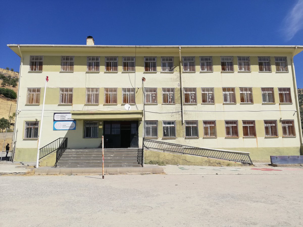 IlkDadas's tweet photo. Temel Eğitimde 10000 okul projesi kapsamında okulumuzun dış cephesi yenilendi. Desteği ve emeği geçen herkese çok teşekkür ederiz.
#eğitimdiyarbakır @tcmeb @aliihsansu @salihsakmia  @tuncay_morkoc @ugurdoganer01 https://t.co/Es66vOjjWe