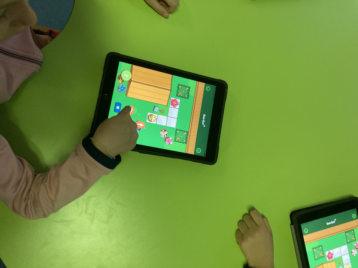 Sieger1703's tweet photo. #robotiktour intervention de qualité des #erun92 @Numerique92 sur l’école élémentaire Langevin Wallon @Circomontrouge @acversailles #dsden92. Des élèves en action qui construisent des savoirs grâce au numérique https://t.co/hyuKuMNhou