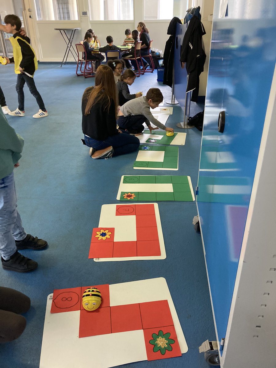 Sieger1703's tweet photo. #robotiktour intervention de qualité des #erun92 @Numerique92 sur l’école élémentaire Langevin Wallon @Circomontrouge @acversailles #dsden92. Des élèves en action qui construisent des savoirs grâce au numérique https://t.co/hyuKuMNhou
